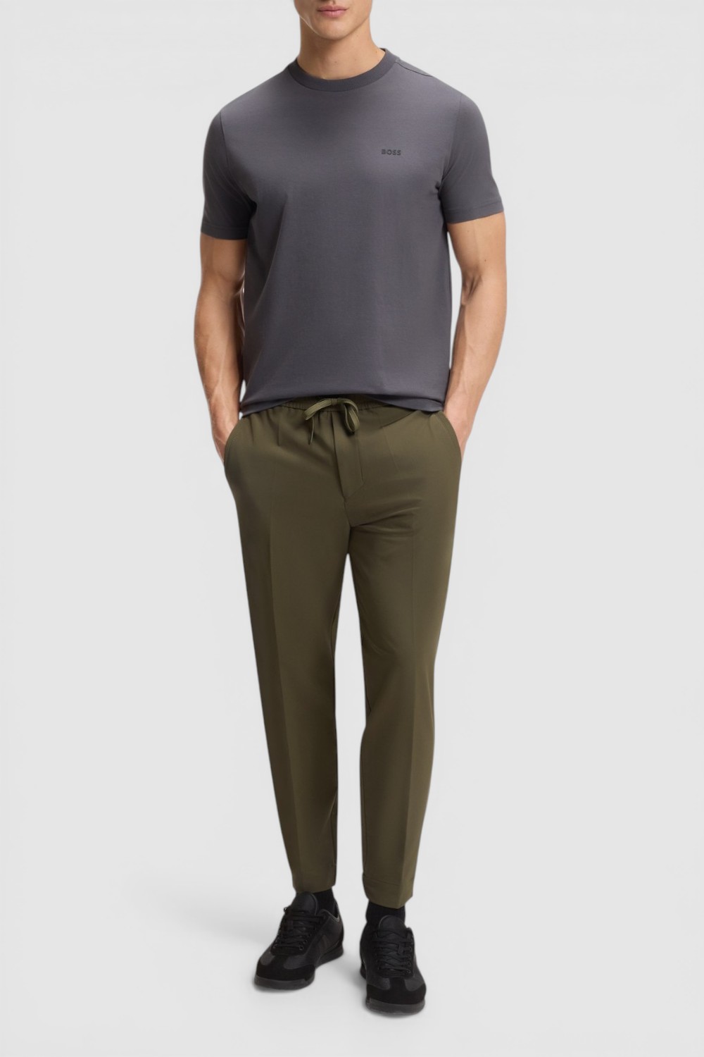 תמונת כל הלוק של מכנסיים ארוכים בסגנון מחויט